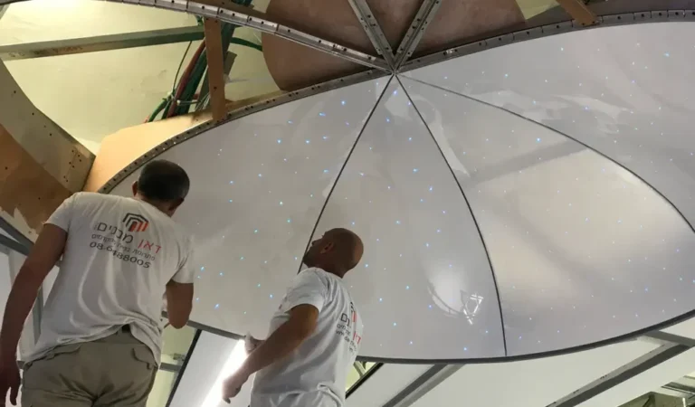 תקרות מתיחה מבריקות בישראל: למה הן הבחירה החכמה לאקלים שלנו